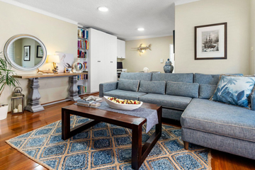 5-homes-that-sold-living-room-coffee-table