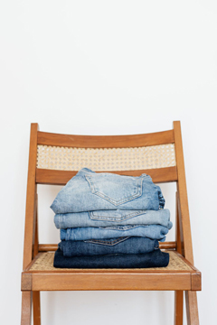 6-rules-sustainable-life-jeans-on-chair